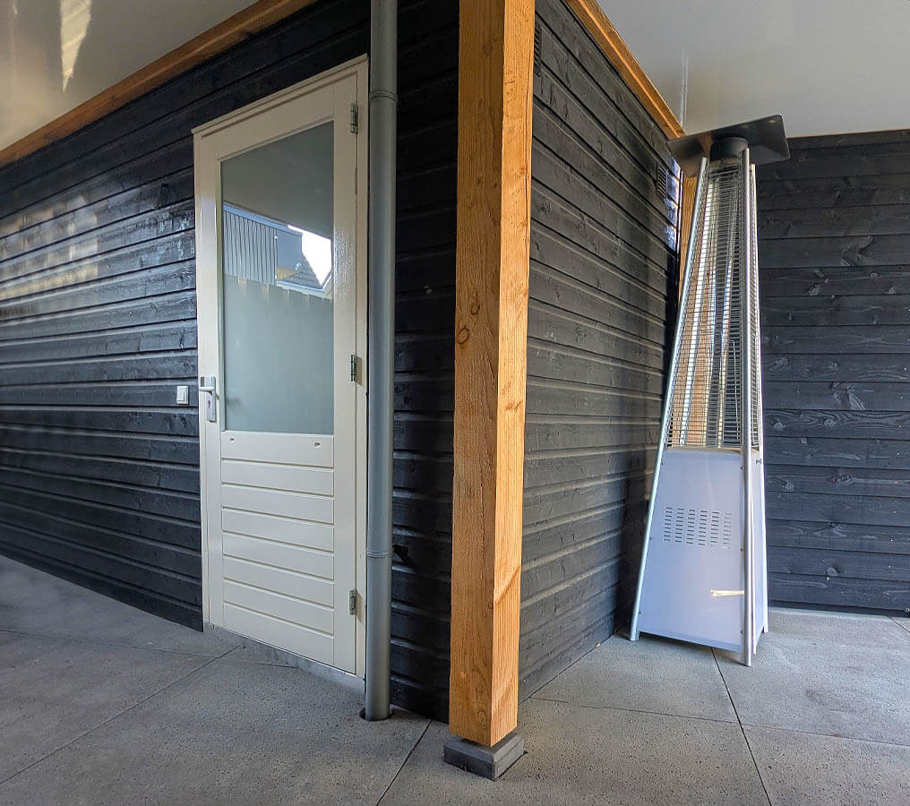Terrasoverkapping met schuur gerealiseerd door De Bouw Broeders